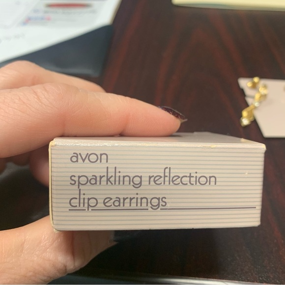 Avon vintage “Sparkling Reflection” Goldtone Drop clip Earrings with Crystals. - Picture 3 of 5